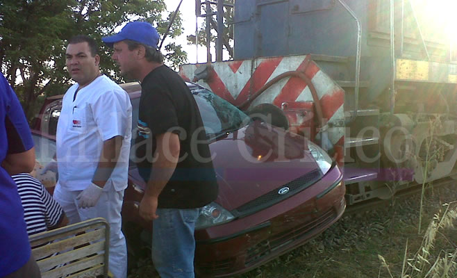 Vehículo fue impactado por un tren. Un herido.