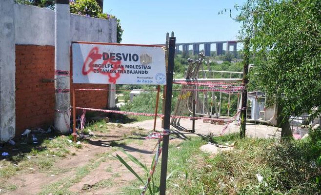 Apuntalan y cercan la escalera de la calle Arribeños. Peligro de desmoronamiento