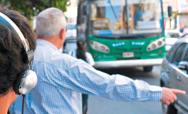Prohíben escuchar música sin auriculares en subtes y colectivos porteños