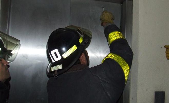 Noche movida: rescate en un ascensor