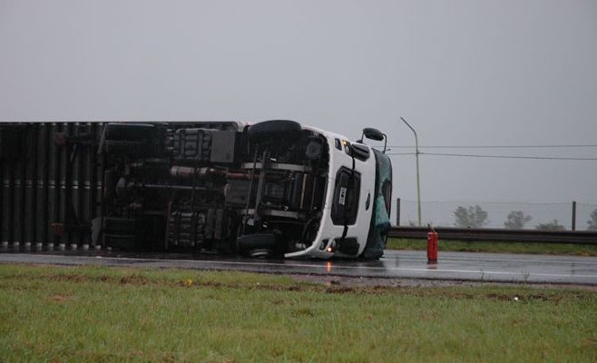 La tormenta de ayer también casi se lleva un camión