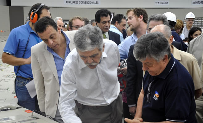 Osvaldo Cáffaro participó del inicio de carga de combustible de Atucha II junto al ministro Arq. Julio De Vido
