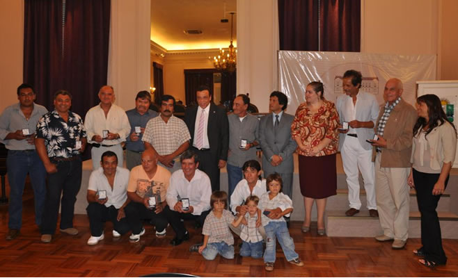 Entrega de medallas a trabajadores que cumplieron 25 años de servicio en la Municipalidad de Zárate
