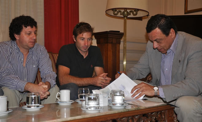 Entregaron un subsidio al remero Miguel Mayol