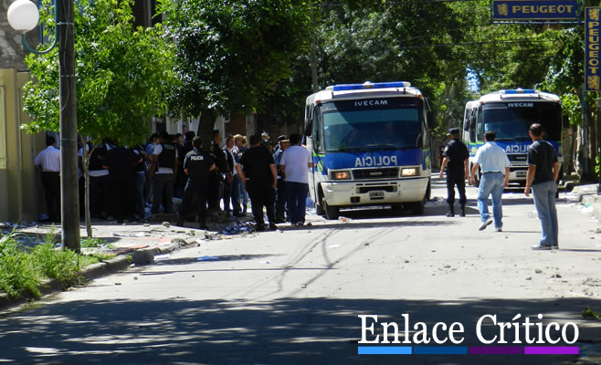 La Policía desalojó a los ocupantes de la sede UOCRA. Terminó la toma.