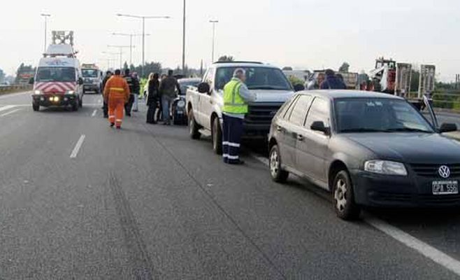 Alcohol, vuelco y terminaron cabalgando un guardarraíl