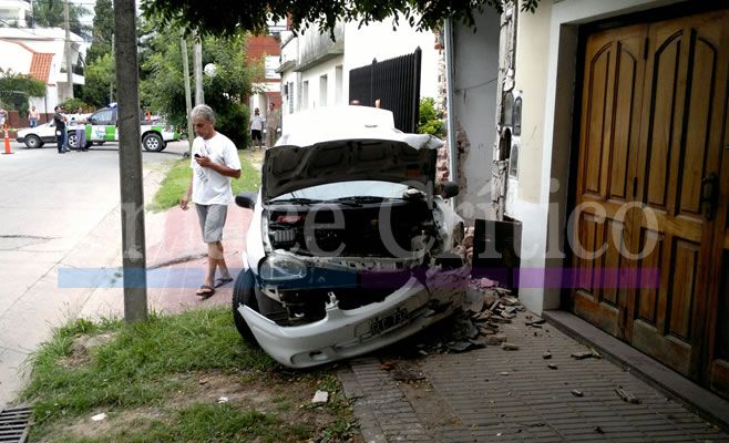 ¡Se incrustó en un casa! ¿Quisieron asaltarlo?