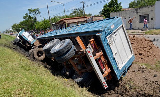 Perdió el control, rompió el guardarraíl y quedó en un zanjón