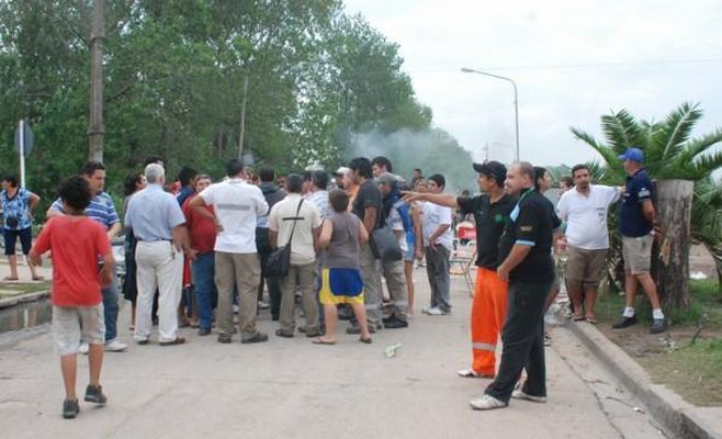 Vecinos del Bo. Bayer cortan las calles y no se irán hasta que no les den soluciones
