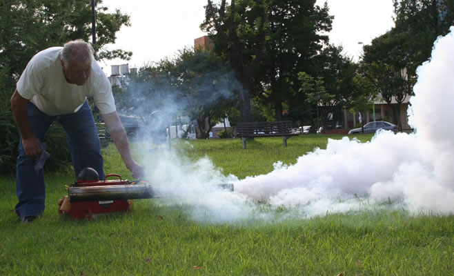 Se realizan fumigaciones en parques y plazas de Campana