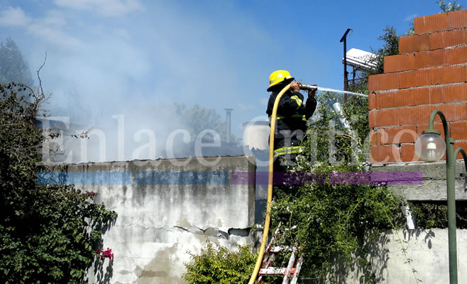 Incendio en una vivienda en Av. Mitre y Rawson