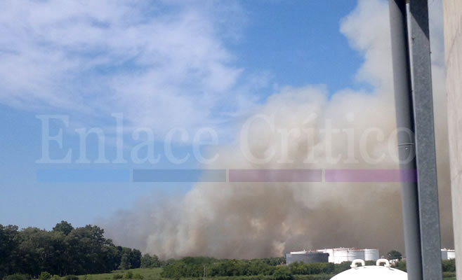 Es de grandes proporciones el incendio en el Pque. Industrial. Afecta a dos empresas