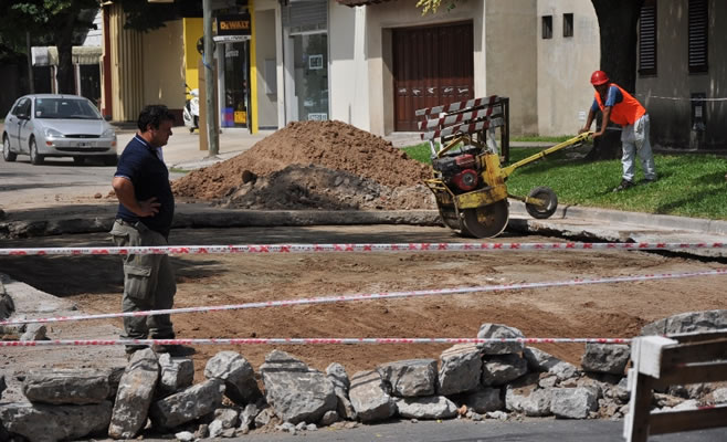 Avanzan las obras de bacheo en calle Belgrano