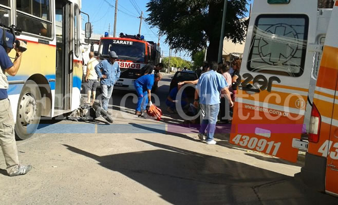 Un colectivo embistió a una moto: dos menores de edad hospitalizadas