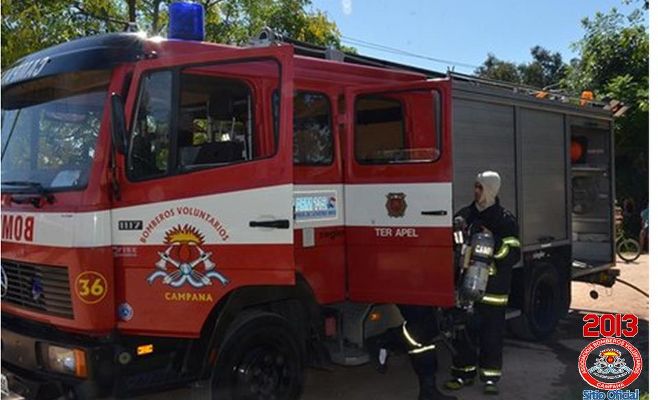 Pavoroso incendio e incidentes con bomberos y la prensa