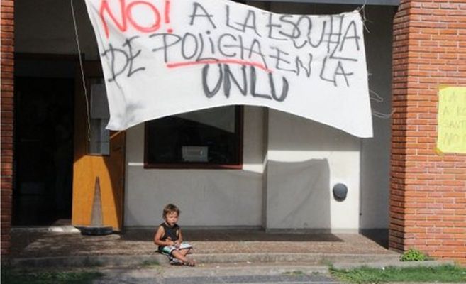 Contra la Escuela de Policía