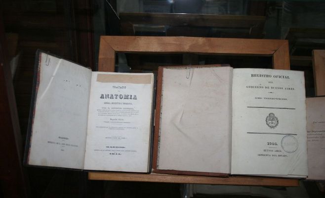 La Biblioteca de Campana avanza sobre la conservación de la colección de libros antiguos