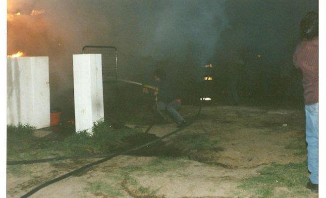 Incendio de pastizales cercaban viviendas del Bo. Los Pioneros
