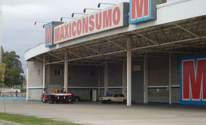 Manifestación pacífica de Camioneros frente a la sucursal de Maxiconsumo de Campana