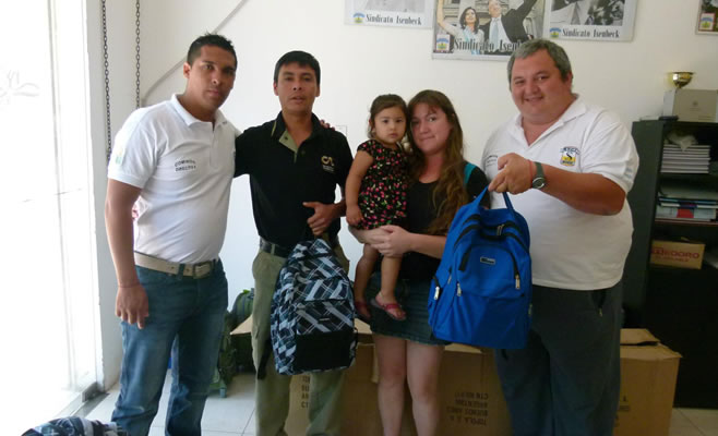 El Sindicato de Trabajadores Cerveceros de Isenbeck entregó mochilas y útiles escolares