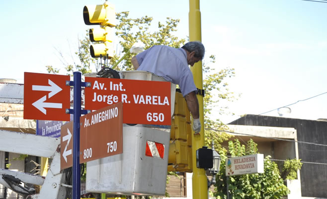 Limpieza y repintado de los semáforos de la ciudad