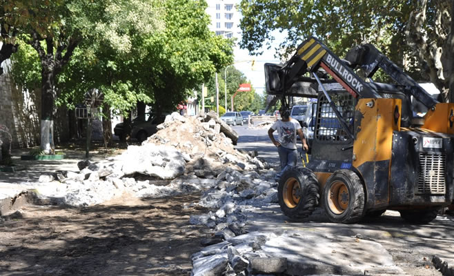 Avanzan las obras de reparación y bacheo en calle 9 de Julio