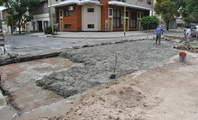 Avanzan las obras de bacheo y pavimentación sobre calle Belgrano