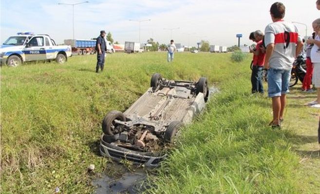 Lo llevaba al lavadero, cayó en un zanjón y casi se ahoga