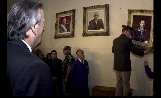 Bajando el cuadro de Videla