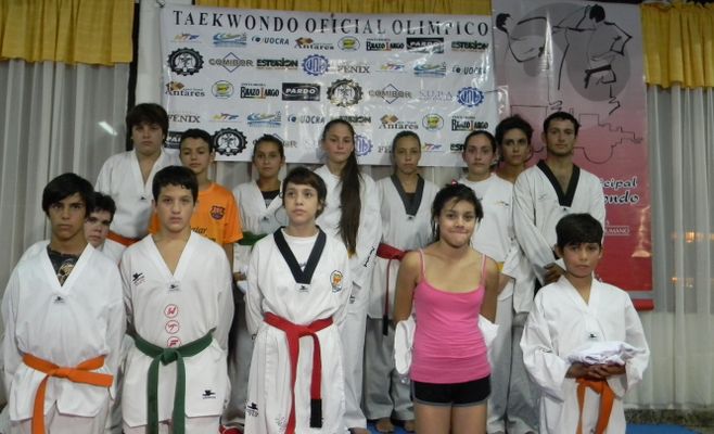 La Escuela de Taekwondo recibió indumentaria deportiva de la Municipalidad de Campana