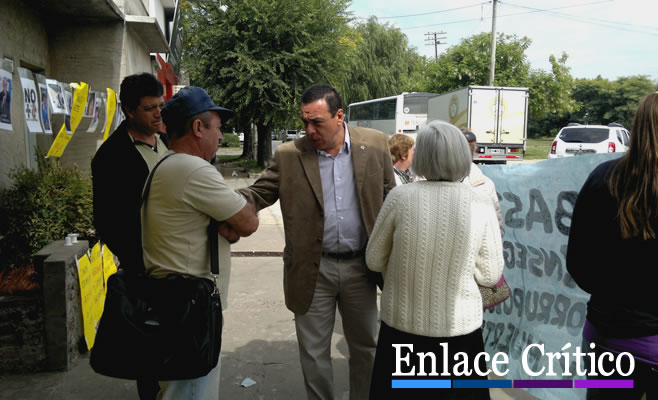 Osvaldo Cáffaro dialogó con vecinos que reclamaban frente al Forum Cultural