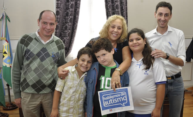 La Intendente Giroldi y alumnos de IMENIC colocaron “cintas azules” para concientizar sobre del Día Mundial del Autismo