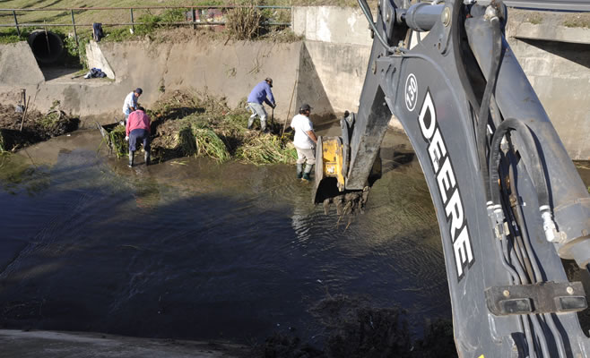 Limpieza de desagüe pluvial maestro