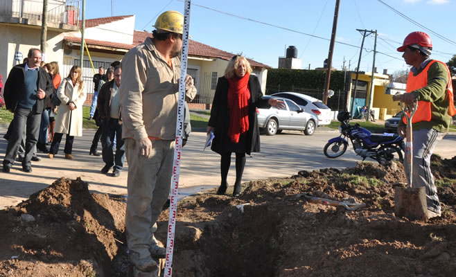 La Intendente recorrió el avance de obra de cloacas en Barrio Alberdi que beneficiará a 600 vecinos