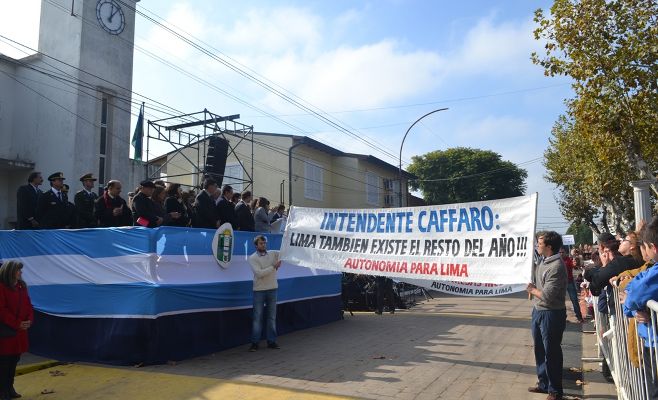 Duras críticas al Intendente Cáffaro en el desfile del 25 de Mayo en Lima