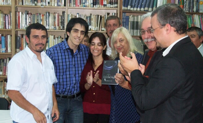 El joven escritor Federico Epherra presentó su primer libro titulado “Luz oscura”