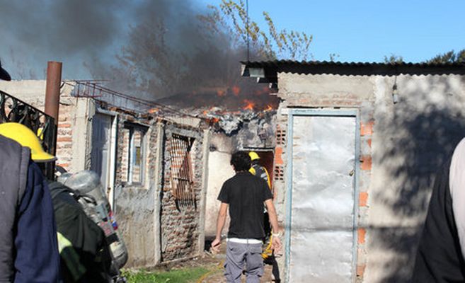 Devastador incendio en una vivienda de barrio Lubo