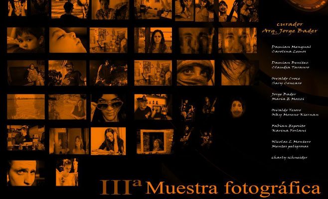 Grupo tratando de mirar 