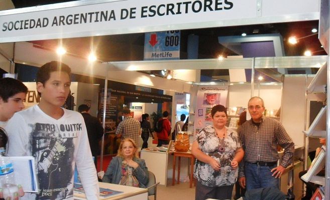 Beatríz Valerio, escritora campanense, en la 39º Feria Internacional del Libro
