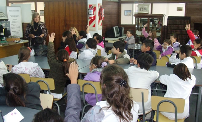 Escuela Biblioteca Campana
