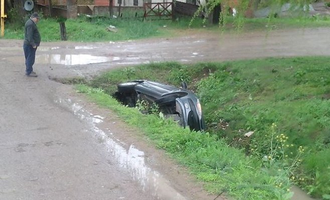 Auto al zanjón