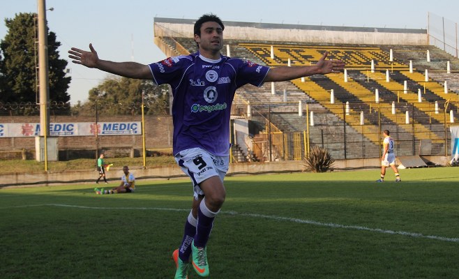 Dálmine EZEQUIEL CERICA FESTEJA EL GOLAZO QUE SIGNIFICO EL 2-0