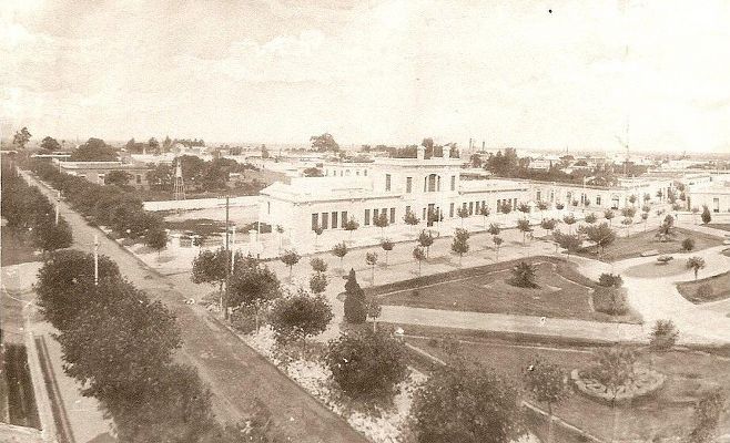 ZÁRATE ESCUELA N° 1 DESDE LA PLAZA