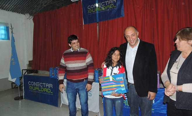 Diputado Torres Entrega Netbook (2)