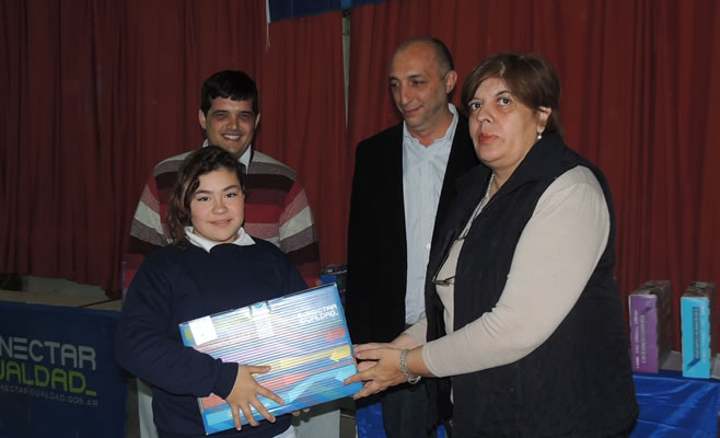 Diputado Torres Entrega Netbook (3)