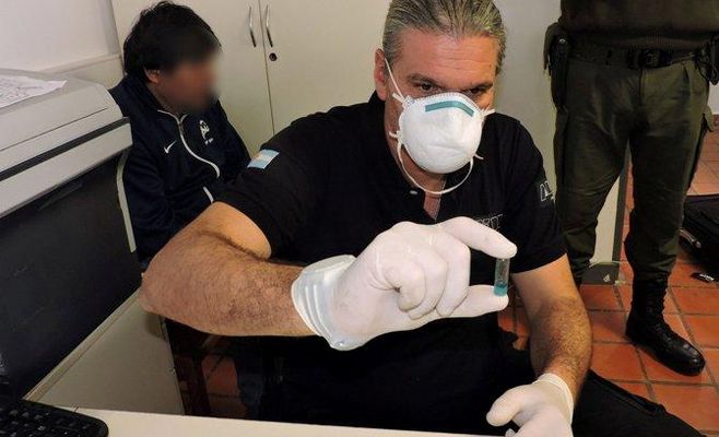 Extracción de muestra de la sustancia hallada