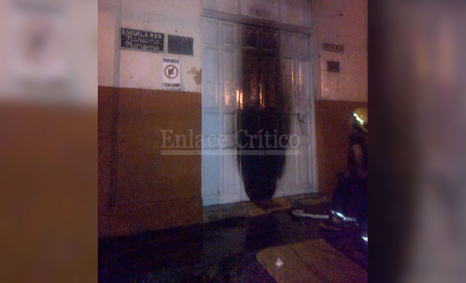 Incendio Puerta Escuela 29 Zarate (3)