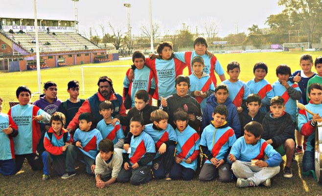 Alguno de los chicos que fueron al estadio a ver al Violeta 