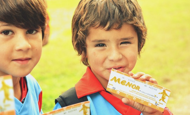 Uno de los chicos mostrando su entrada para ver al Violeta por primera vez 