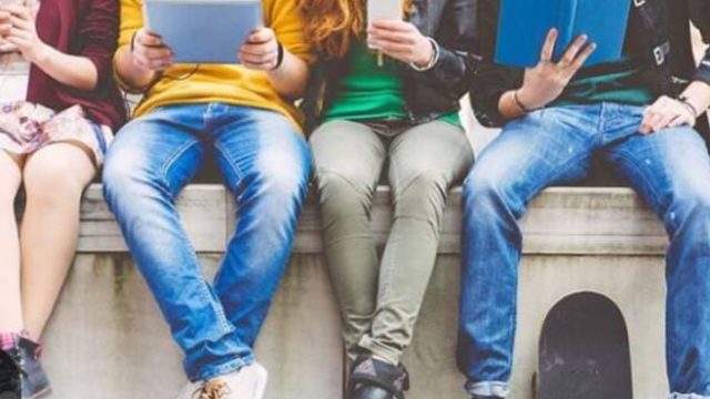 “ADOLESCENTES TRISTES” por Guillermo Rivelis